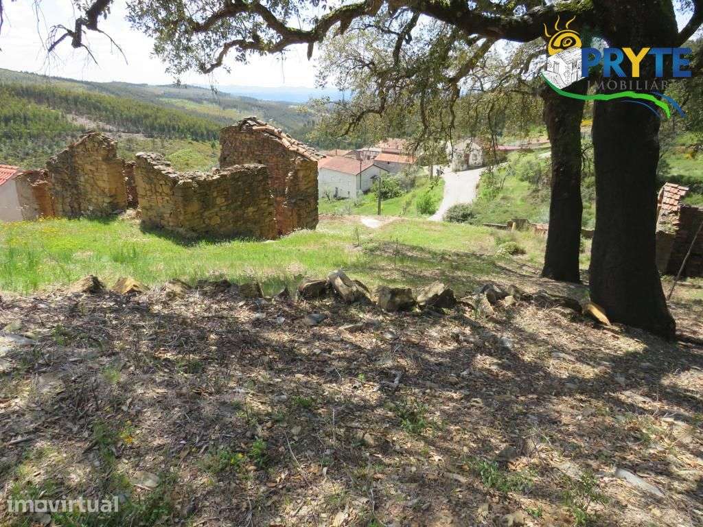 Ruína com pequeno logradouro a 15 minutos da Vila da Sertã - Grande imagem: 3/31