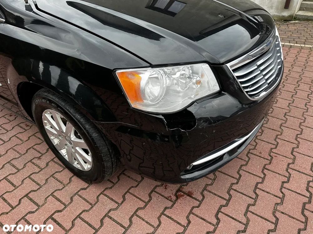 Chrysler Town & Country - 13