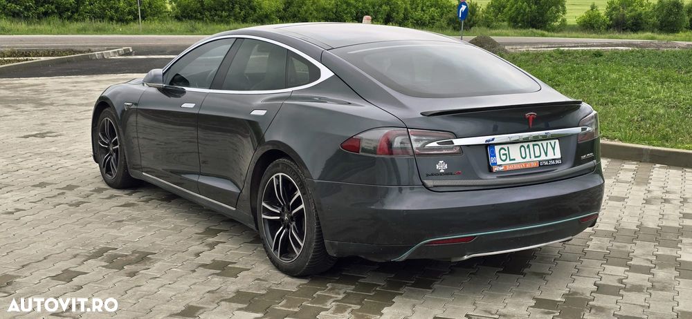 Tesla Model S - 3