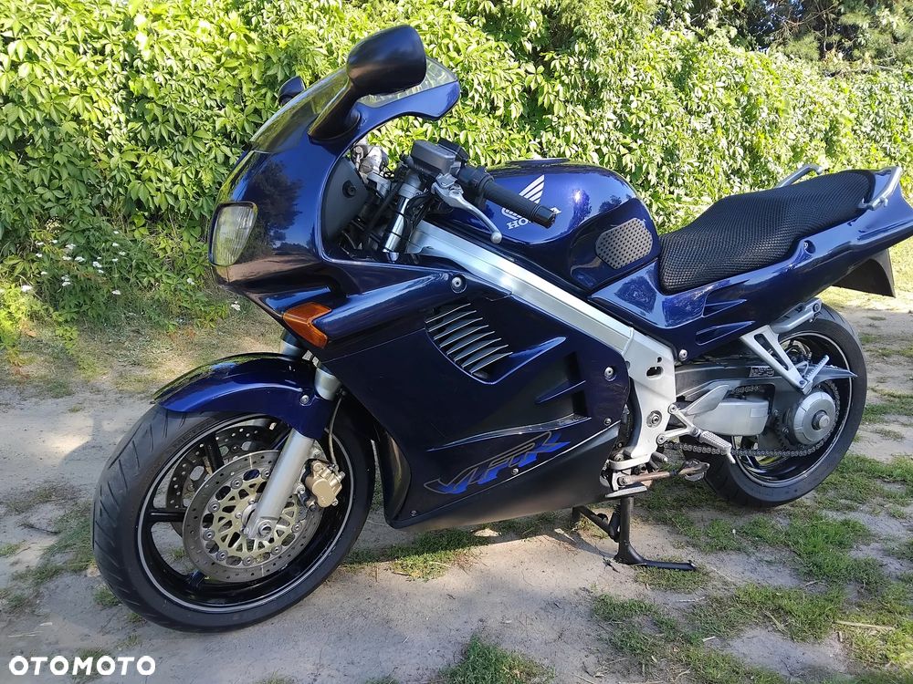 Honda VFR - 3