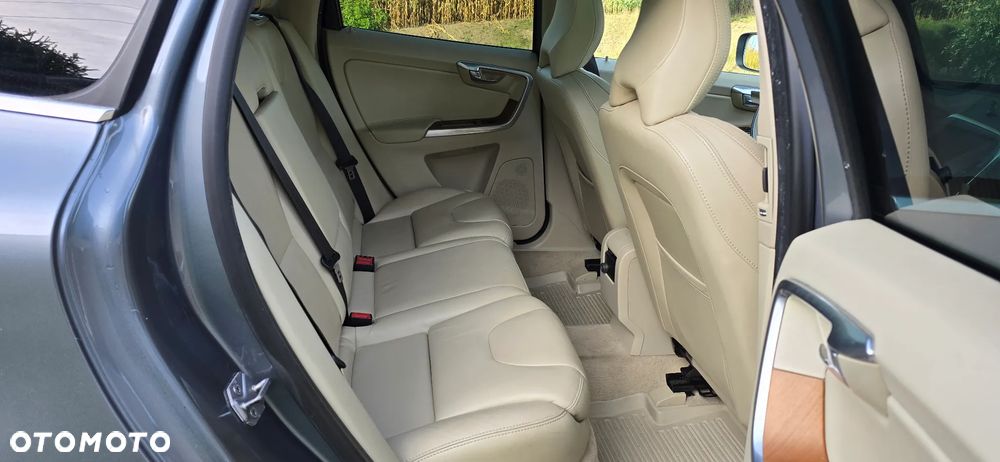 Volvo XC 60 D4 AWD R-Design - 9