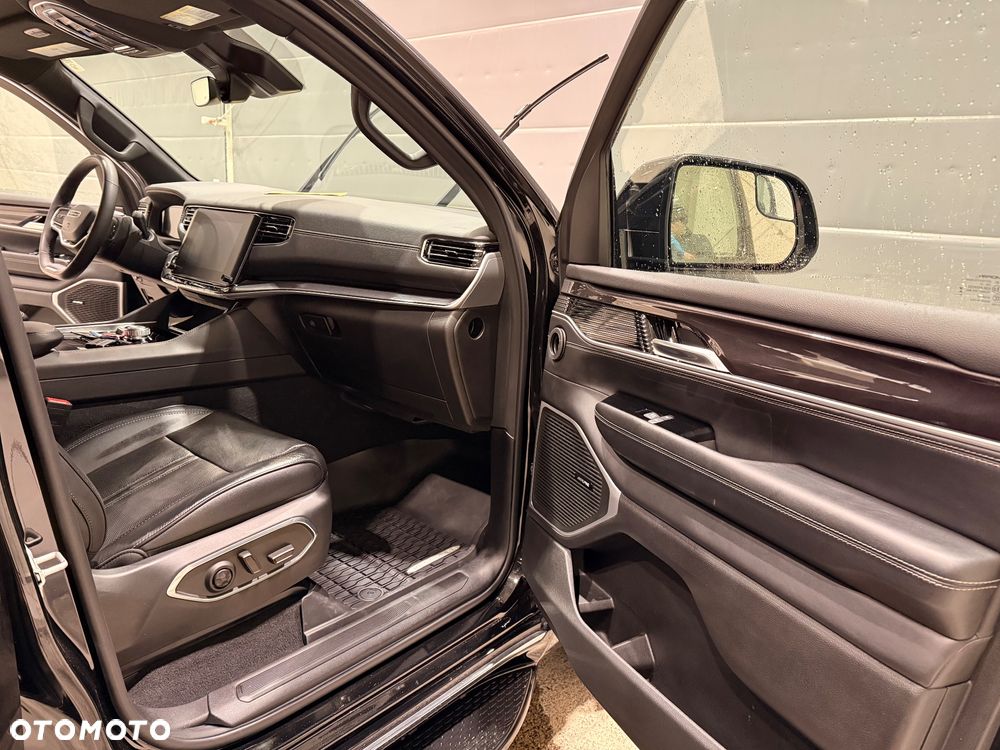 Jeep Wagoneer - 34