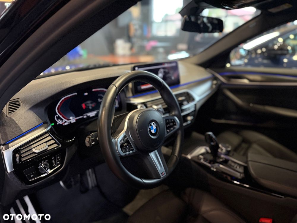BMW Seria 5 518d mHEV - 14