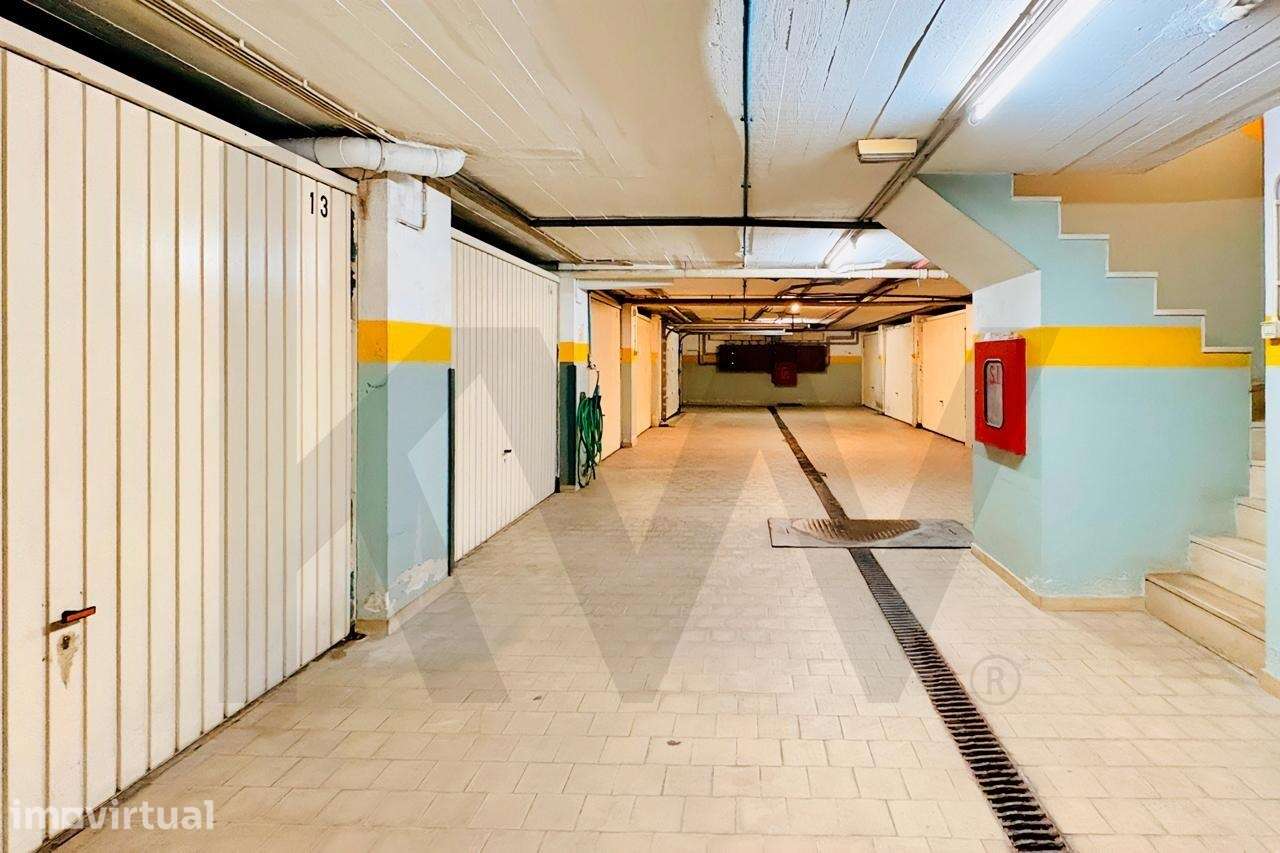 Garagem no Centro da Costa da Caparica — a poucos Metros da Praia - Grande imagem: 3/3