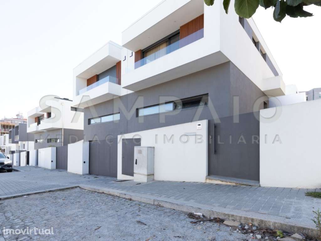 Moradia T3+1 em São Pedro da Cova - Grande imagem: 2/42