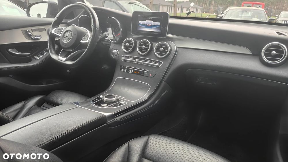 Mercedes-Benz GLC 300 4Matic 9G-TRONIC AMG Line - 23