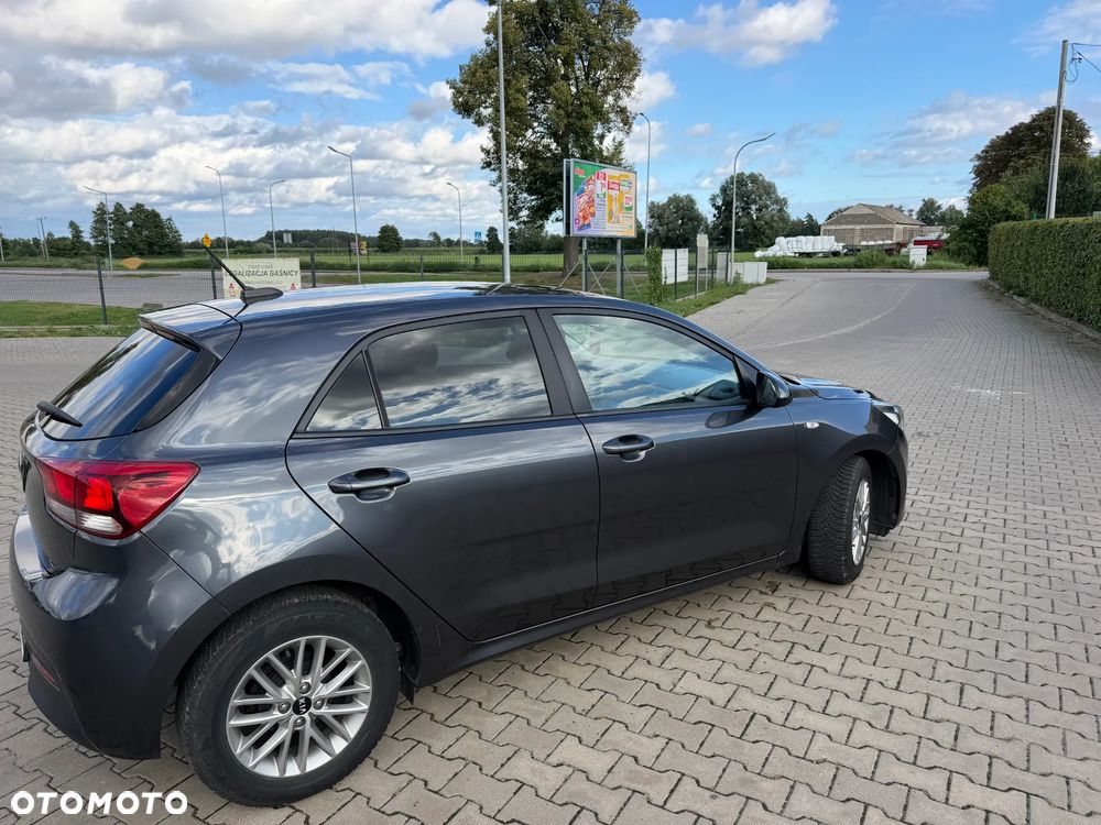 Kia Rio 1.4 L - 5