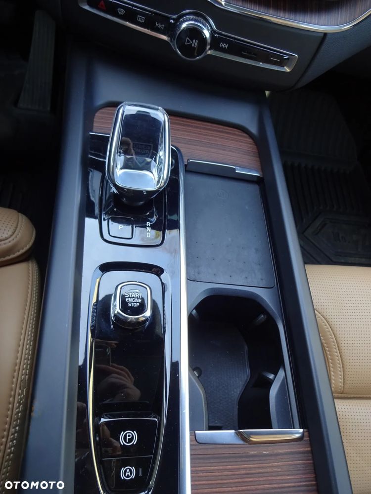 Volvo XC 60 T8 Plug-In Hybrid AWD Ultra Dark - 19