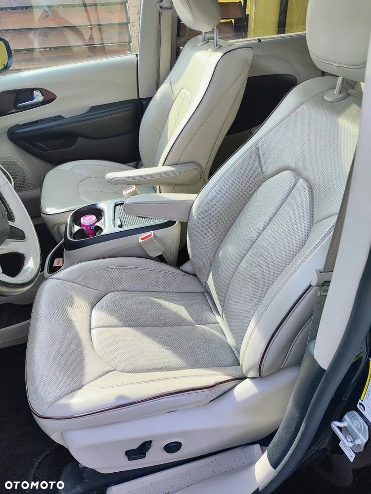 Chrysler Pacifica - 11
