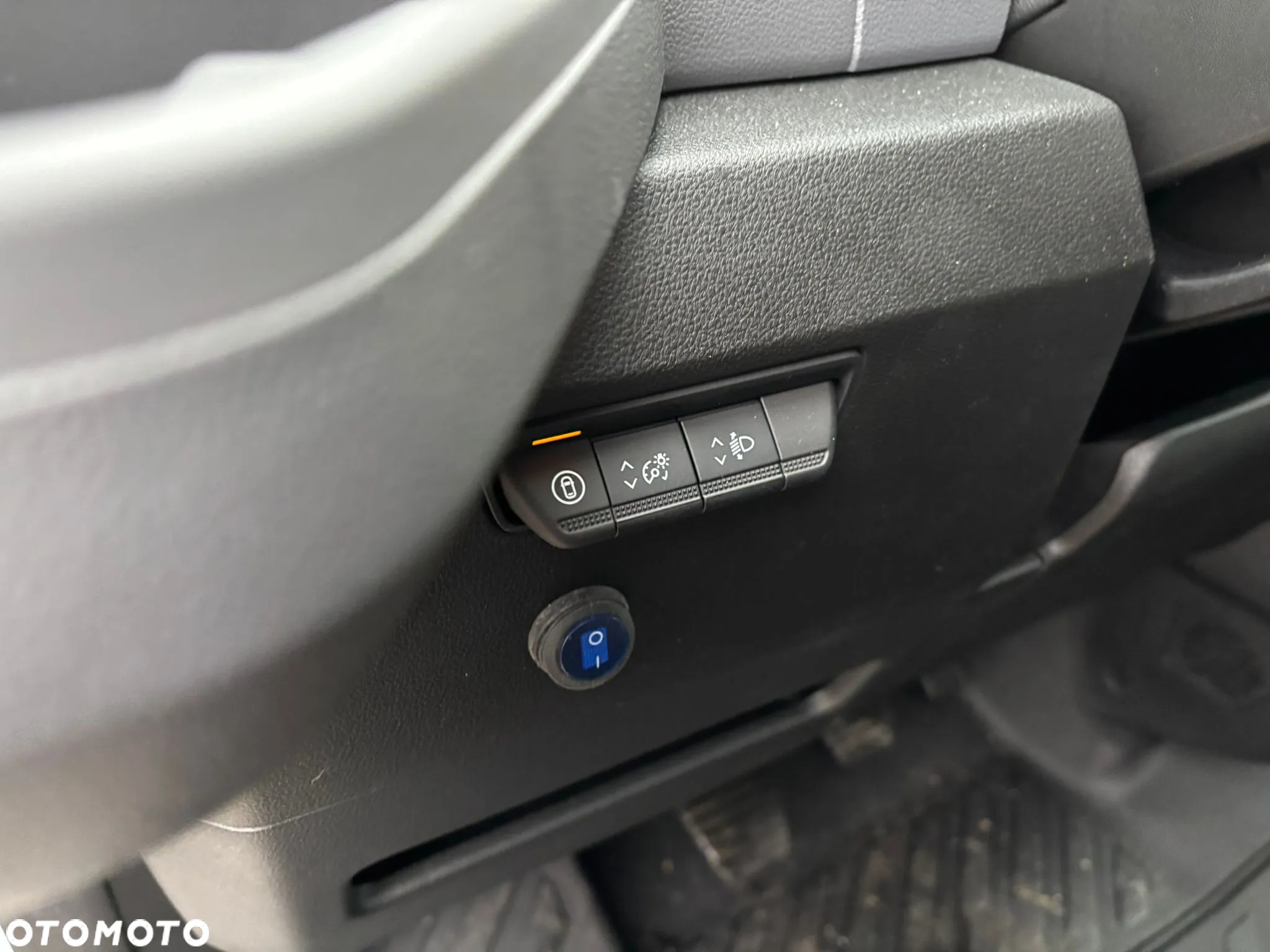 Renault Master 9EP kontener z windą - 11
