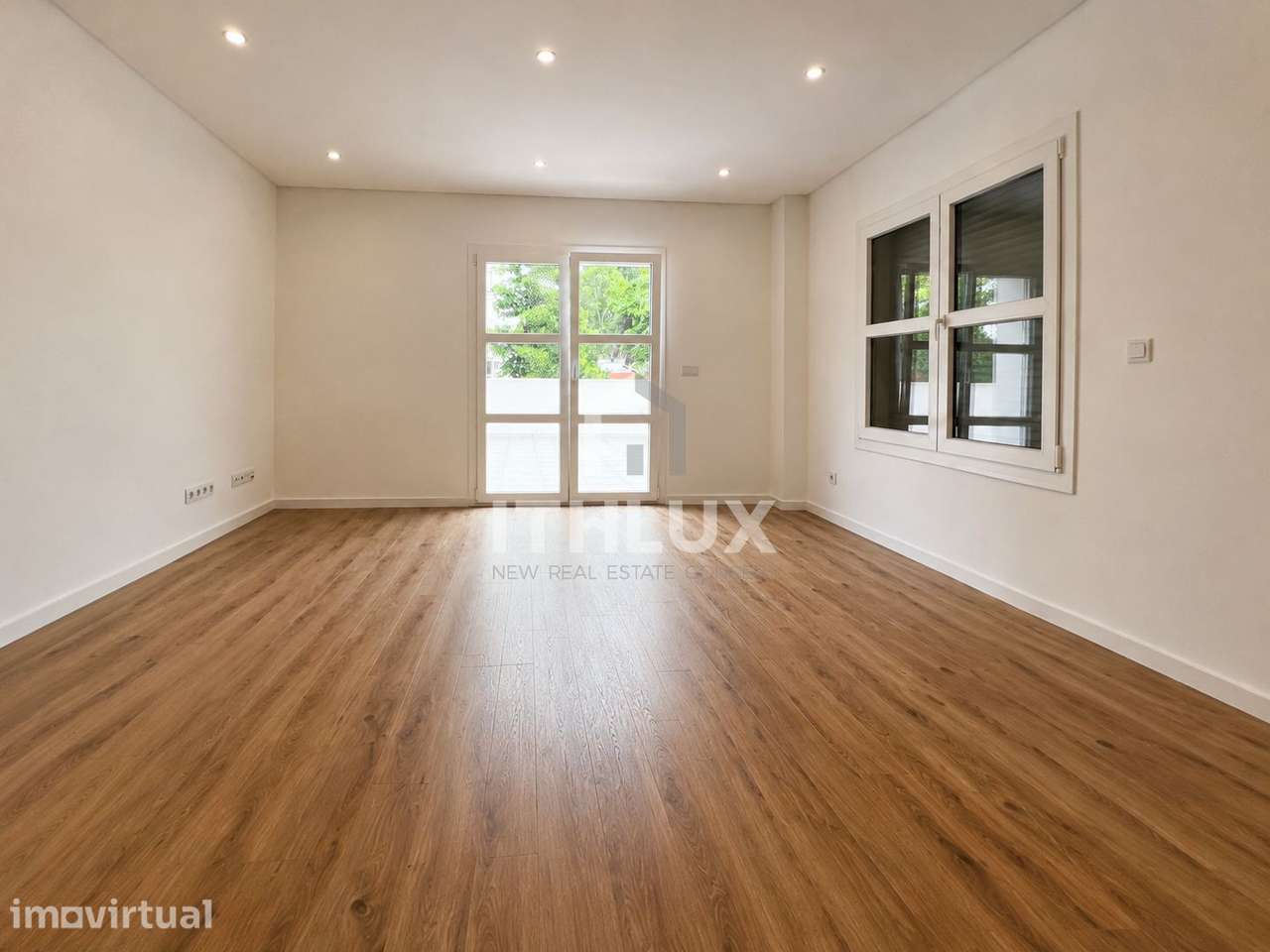 T2 com Suíte e Terraço Privativo de 60 m² — Urbanização Casas do Lago, - Grande imagem: 2/28