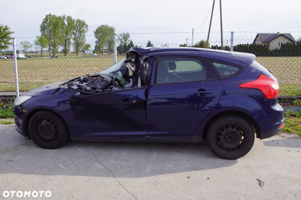 Auto na części - Ford Focus MK3 2.0 TDCI 140 KM UFDB MMT6 DYB 2011R Silnik Skrzynia Drzwi Błotnik Klapa Zderzak Lampa Klamka Szyba Lusterko Deska Kokpit Sterownik Moduł Czujnik Licznik Wyświetlacz Panel Kierownica - 3