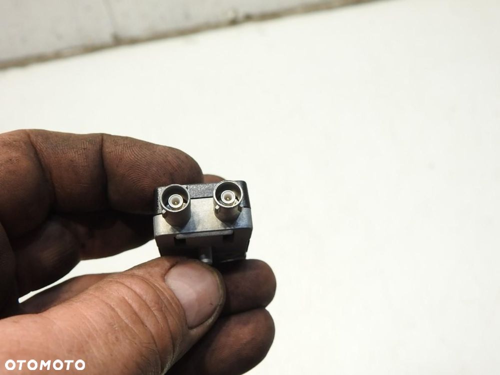 WZMACNIACZ ANTENY VW PASSAT B6 LIFT 3C9035552D - 3