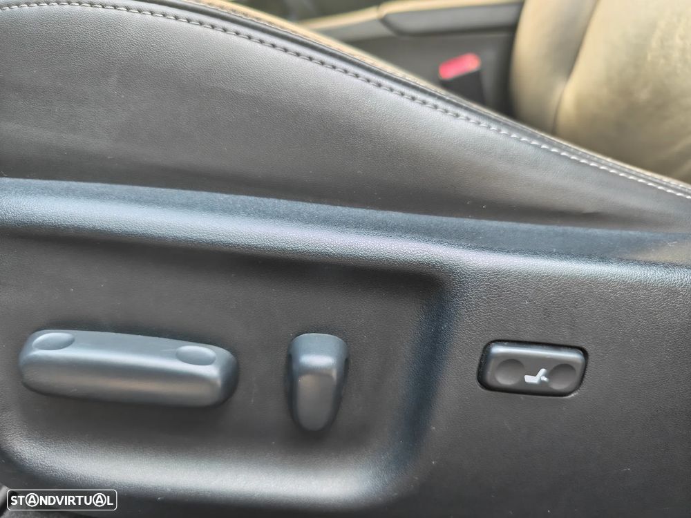 Toyota Avensis SD 2.2 D-4D Luxury +GPS+Pele - 22