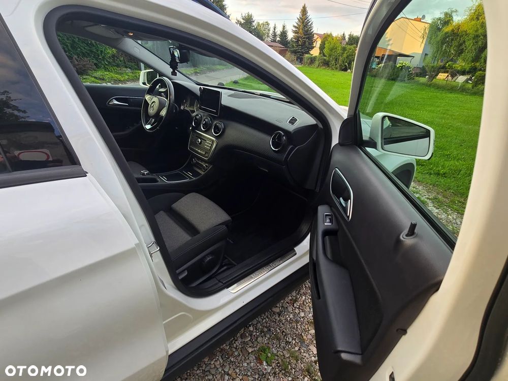 Mercedes-Benz GLA 180 7G-DCT - 20