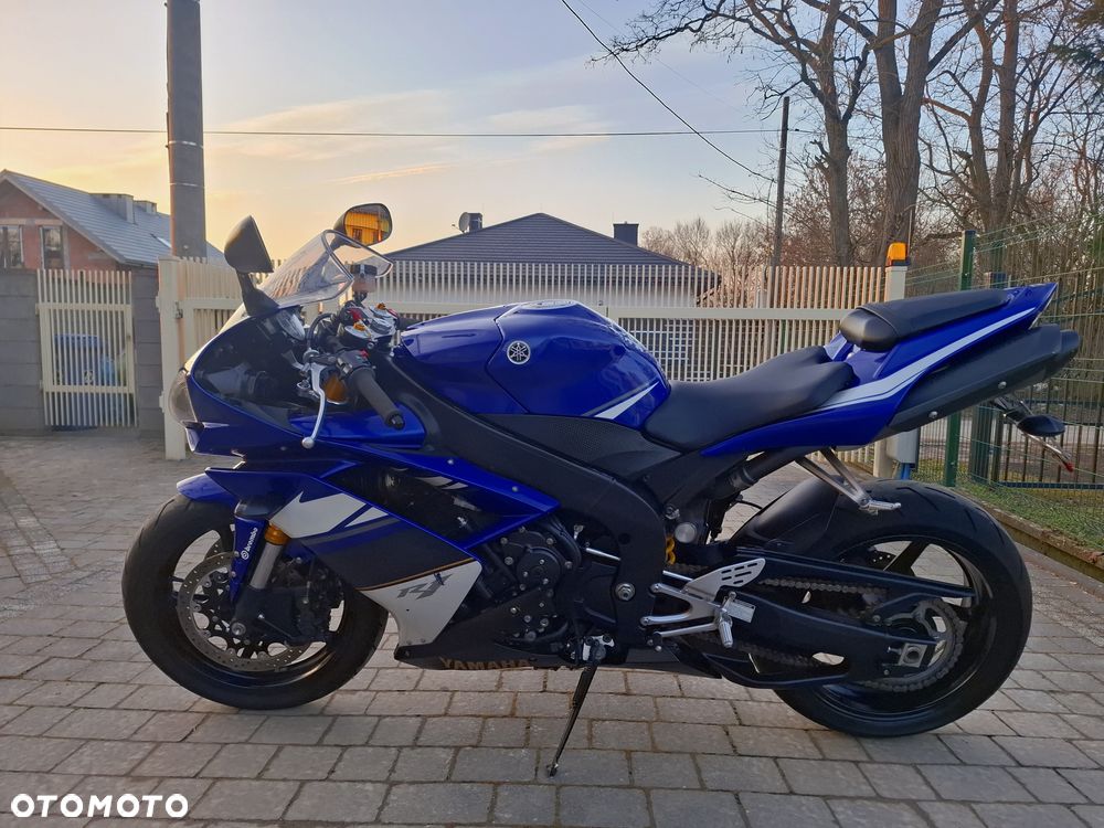 Yamaha R1 - 25