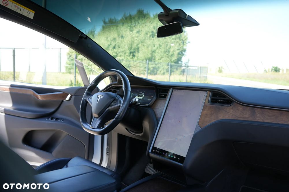 Tesla Model X - 12