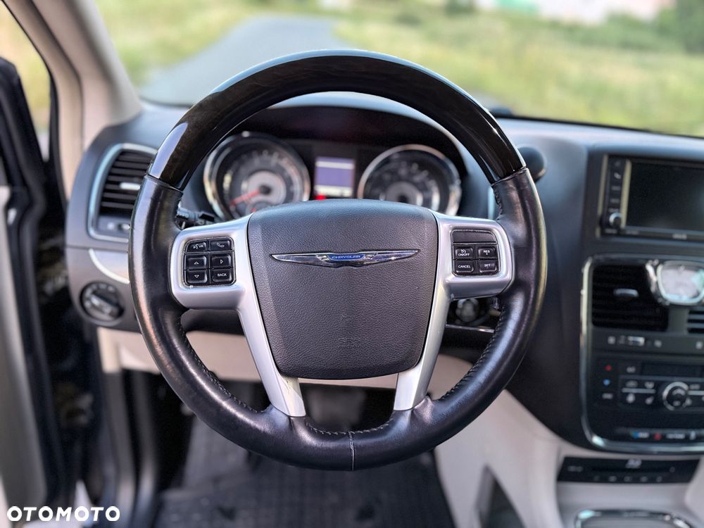 Chrysler Town & Country 3.6 Limited - 12