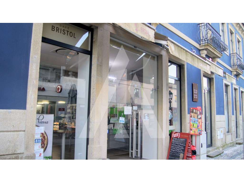 Café para Trespasse no Centro de Albergaria-a-Velha, com jogos da S... - Grande imagem: 3/32