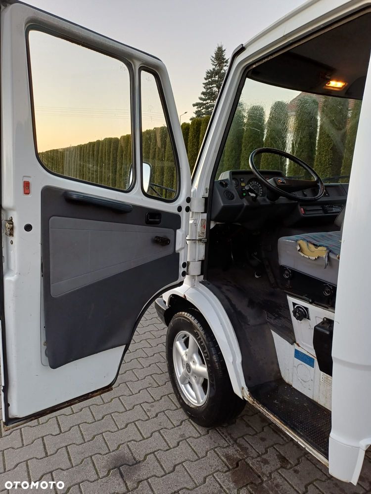 Mercedes-Benz 310D - 9