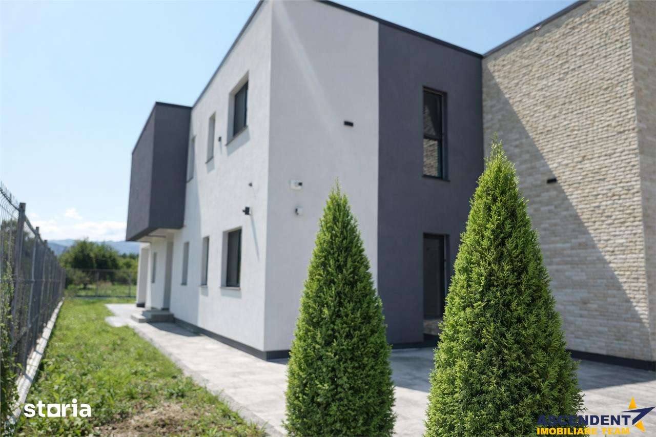 Vila impozanta, aspect deosebit, configuratie tip duplex, view, Brasov - Imagine principală: 4/10