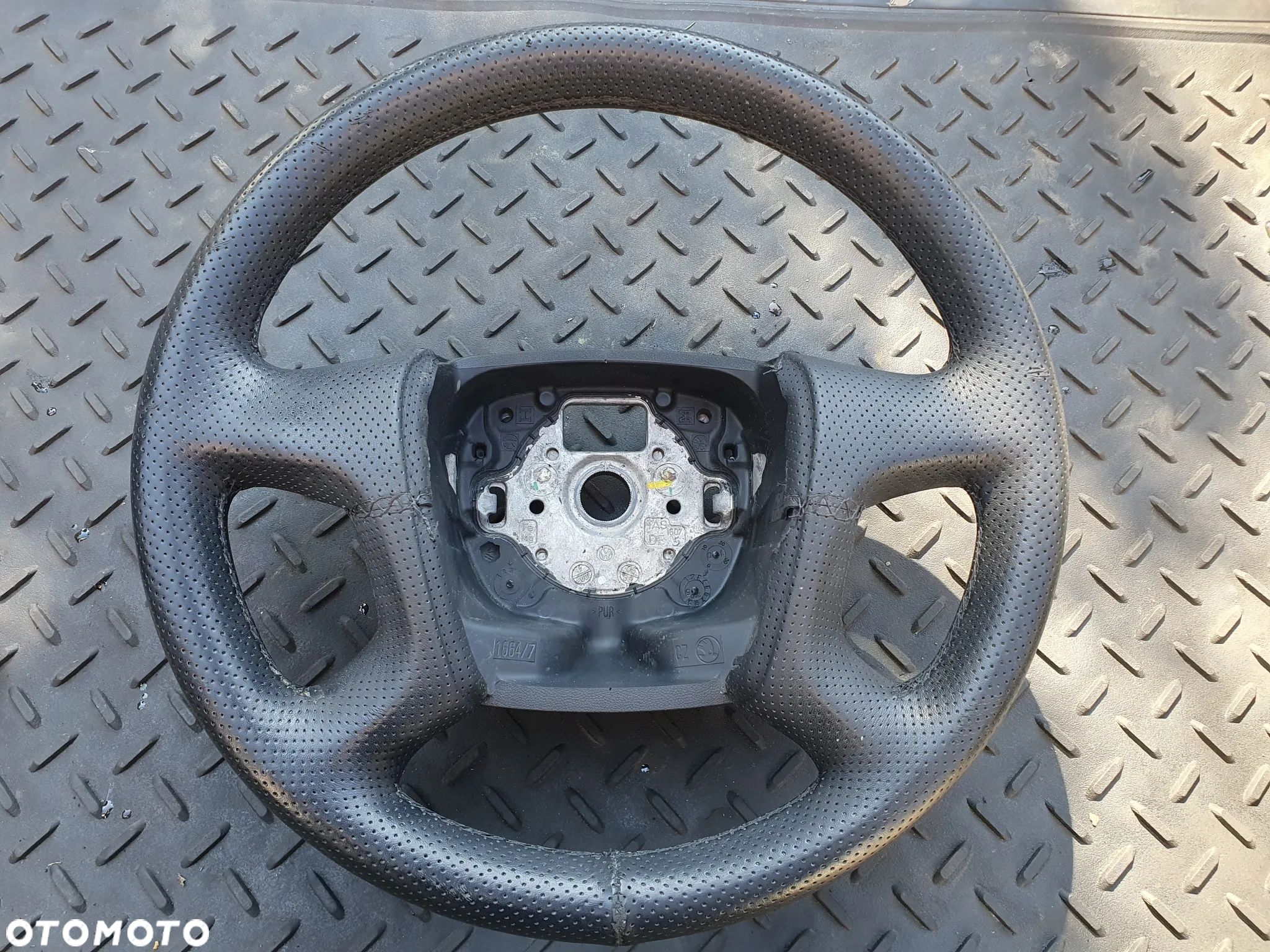 SKODA KIEROWNICA SKÓRZANA OBSZYTA SKÓRA PERFOROWANA CZTERORAMIENNA 1664/7 ORYGINAŁ OCTAVIA II FABIA II ROOMSTER - 1