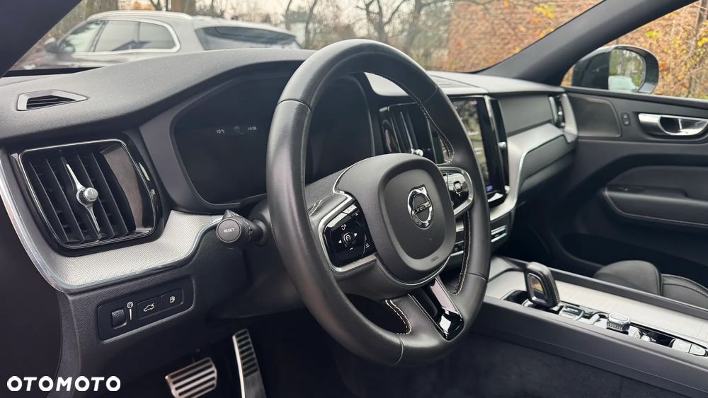 Volvo XC 60 T6 Plug-In Hybrid AWD R-Design - 24