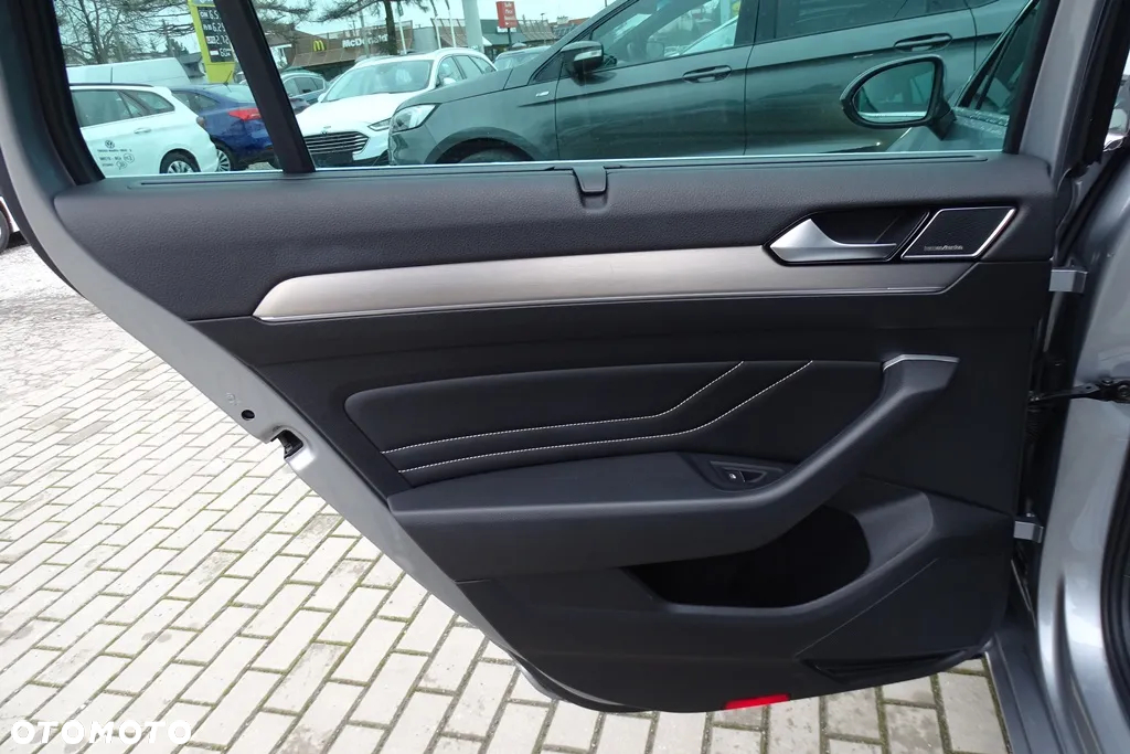 Volkswagen Passat Variant 2.0 TDI SCR DSG 4Motion Elegance - 25