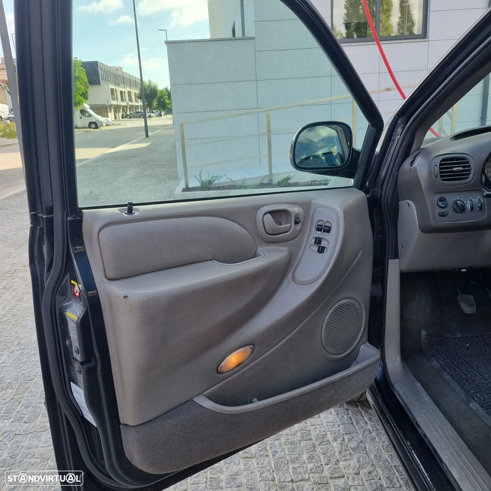 Chrysler Grand Voyager 2.5 CRD LX - 14