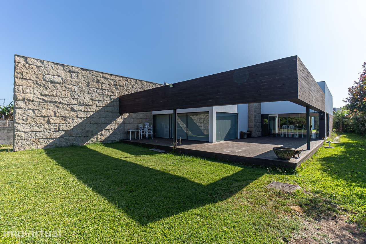 MORADIA TÉRREA T3 de LUXO a 1KM da PRAIA , com 348 m² em LOTE 2300 m² - Grande imagem: 4/36