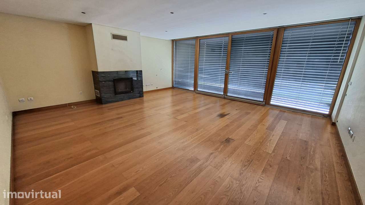 Apartamento T3 212m2  lugar garagem e arrecadação Santo Andre-Barreiro - Grande imagem: 2/20