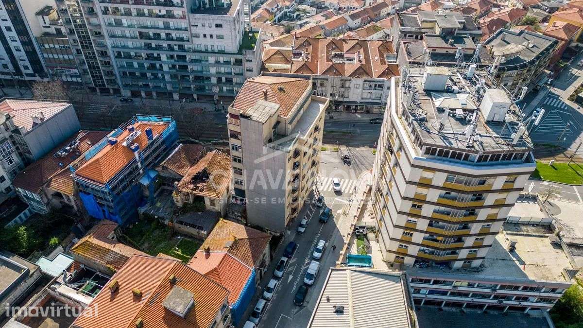 Garagem / Armazém Independente com 256m² na Avenida da República - Grande imagem: 4/26