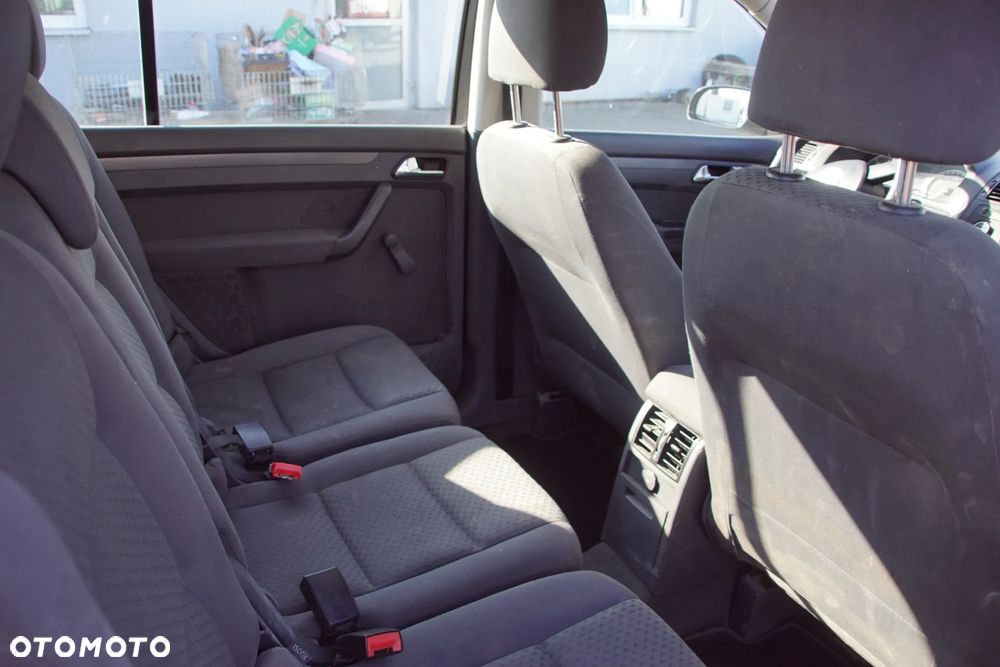 Auto na części - Volkswagen Touran I 1.9 TDI 105 KM BKC GQN LC9Z 2005R Silnik Skrzynia Drzwi Maska Błotnik Klapa Zderzak Lampa Lusterko Klamka Szyba Deska Kokpit Sterownik Moduł Czujnik Licznik Panel Kierownica - 16