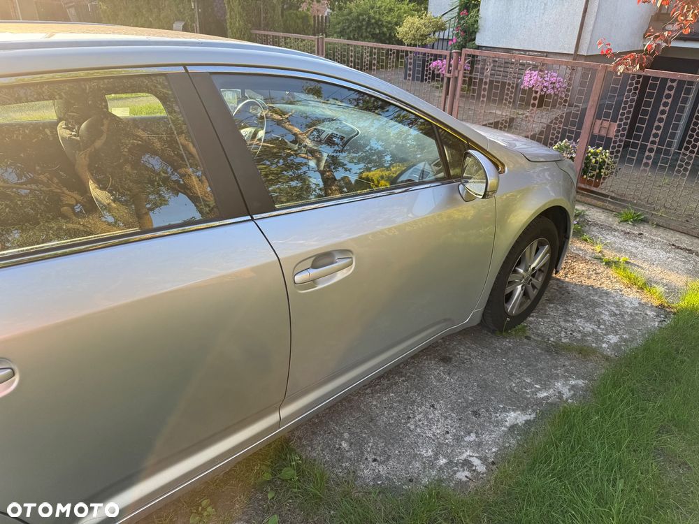 Toyota Avensis 1.8 Sol - 32