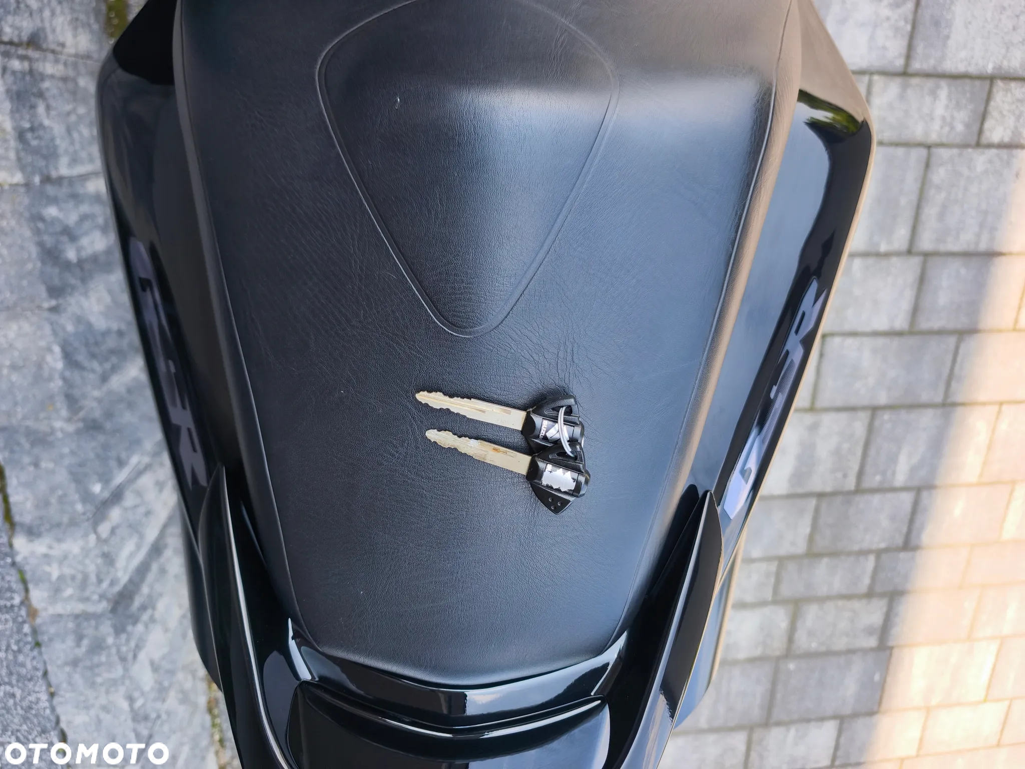 Suzuki GSR - 16