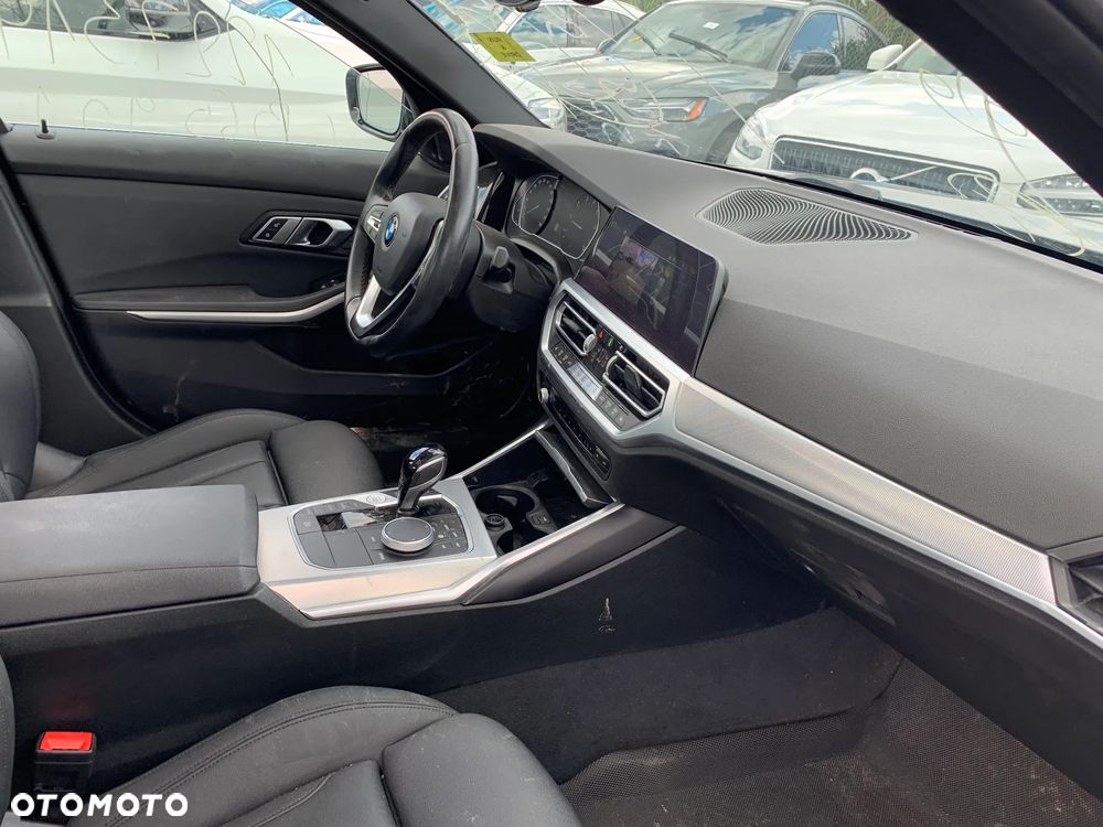 BMW Seria 3 330i xDrive - 9