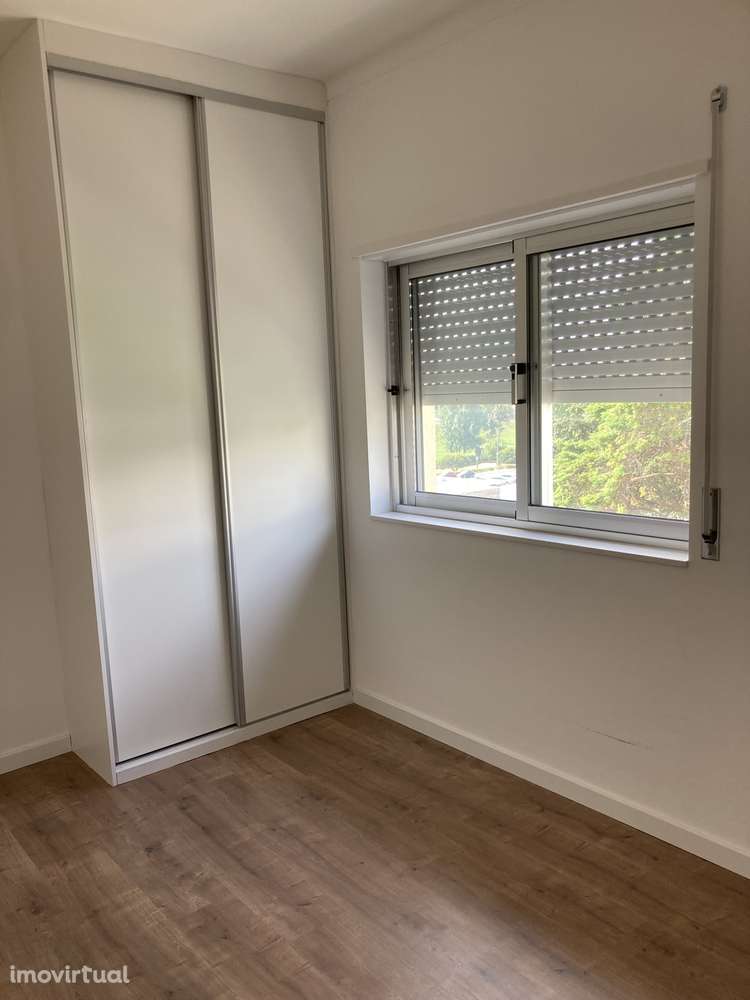 Apartamento T2 com varanda e boa localização - Grande imagem: 3/11