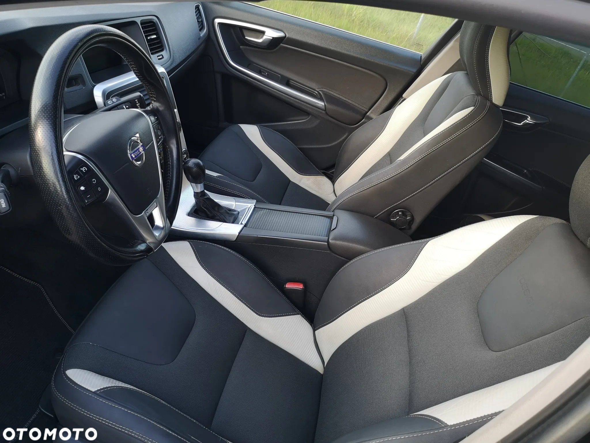 Volvo V60 T3 R-Design - 5