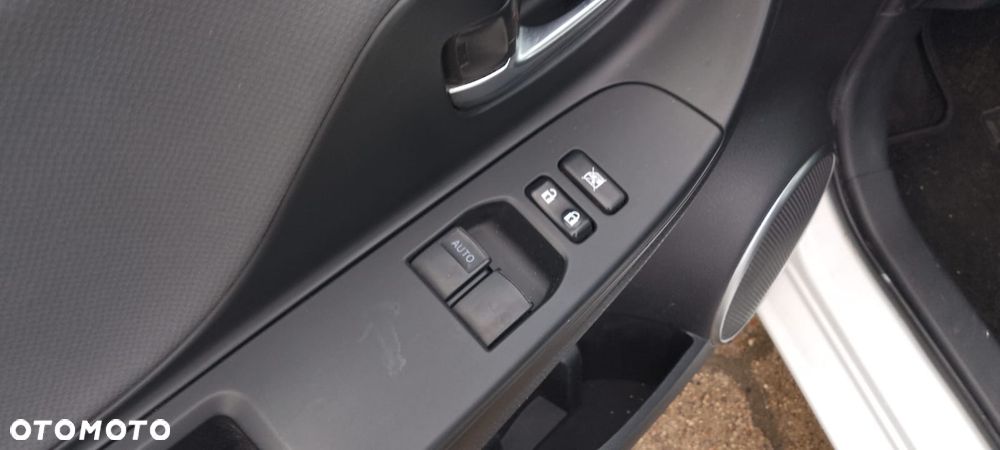 Toyota Yaris Hybrid 100 Terra - 17