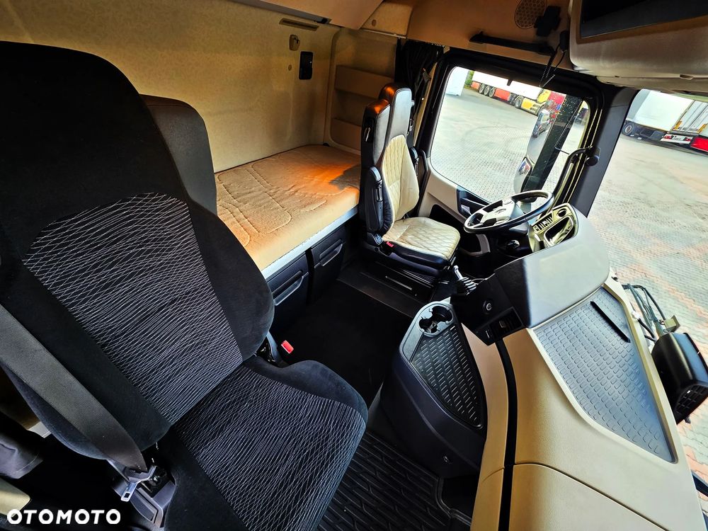 Mercedes-Benz ACTROS MP4 1851 / Giga / Aktywny tempomat / Klima postojowa / Standard 315/70/22.5 - 9