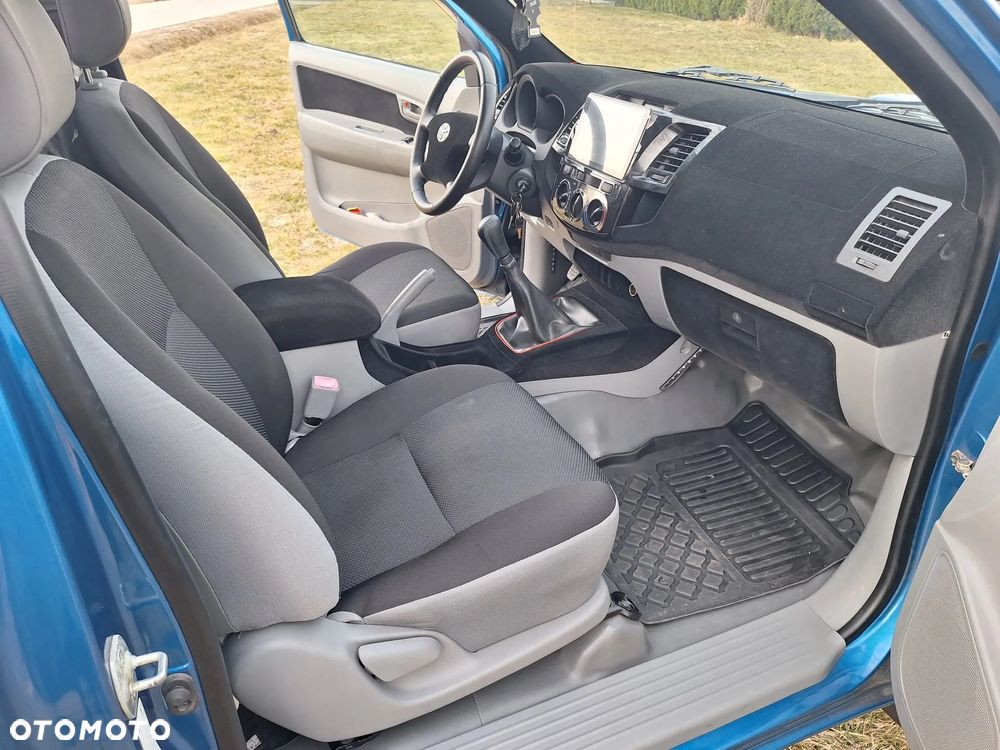 Toyota Hilux 2.5 D-4D DLX - 26