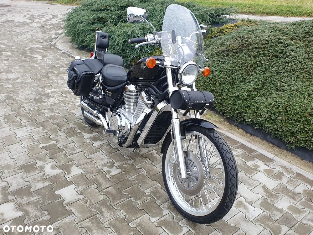 Suzuki Intruder - 13