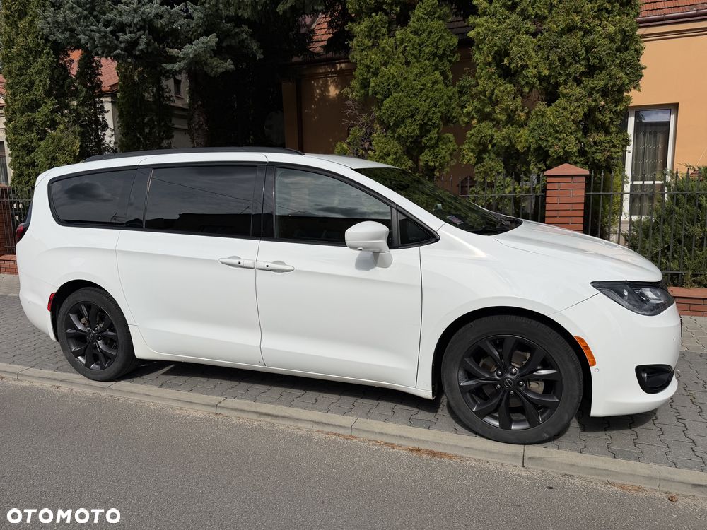 Chrysler Pacifica - 10