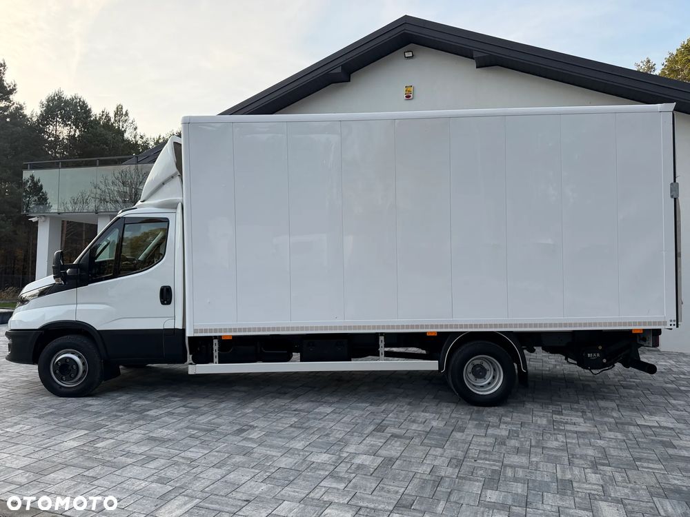 Iveco 72C18 Kontener + Winda BAR 1T / Kontener 5.35m x 2.24m x 2.3m / Bogate wyposażenie / UDT do 05.2028 / Salon PL / Zadbany od 1wł / Rozstaw osi 4.75m / FV23% - 6