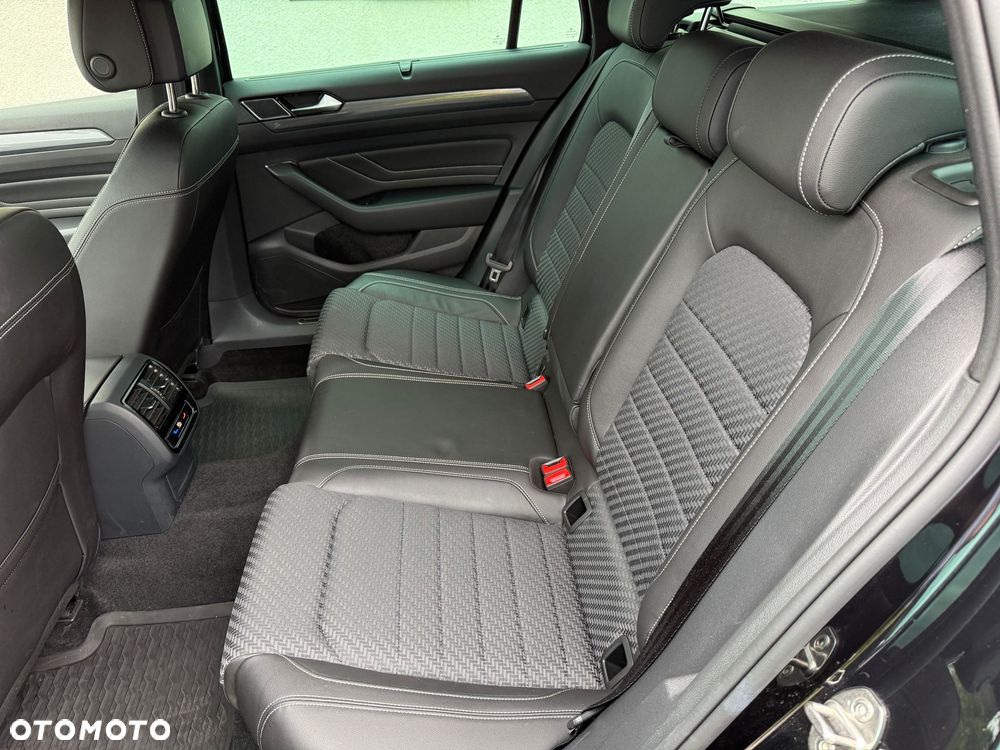 Volkswagen Passat Variant 2.0 TDI SCR DSG R-Line - 12