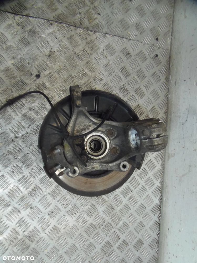 PIASTA ZWROTNICA LEWY PRZUD VW PASSAT B6 1,9 TDI KOMBI 06R - 2