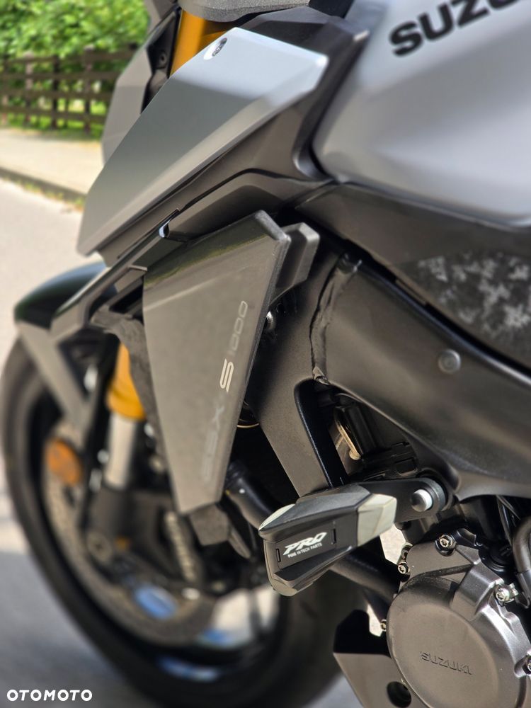 Suzuki GSX 1000 - 20