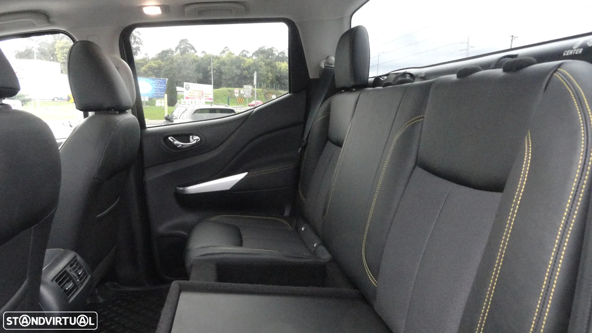 Nissan Navara 2.3 dCi CD 4WD N-Guard - 27