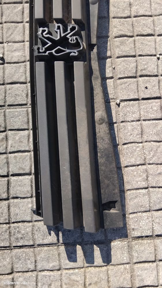 Grelha central Peugeot 205 original usada - 7