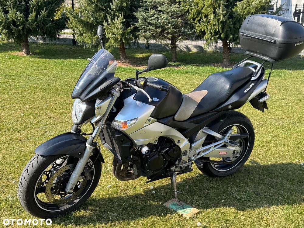 Suzuki GSR - 8